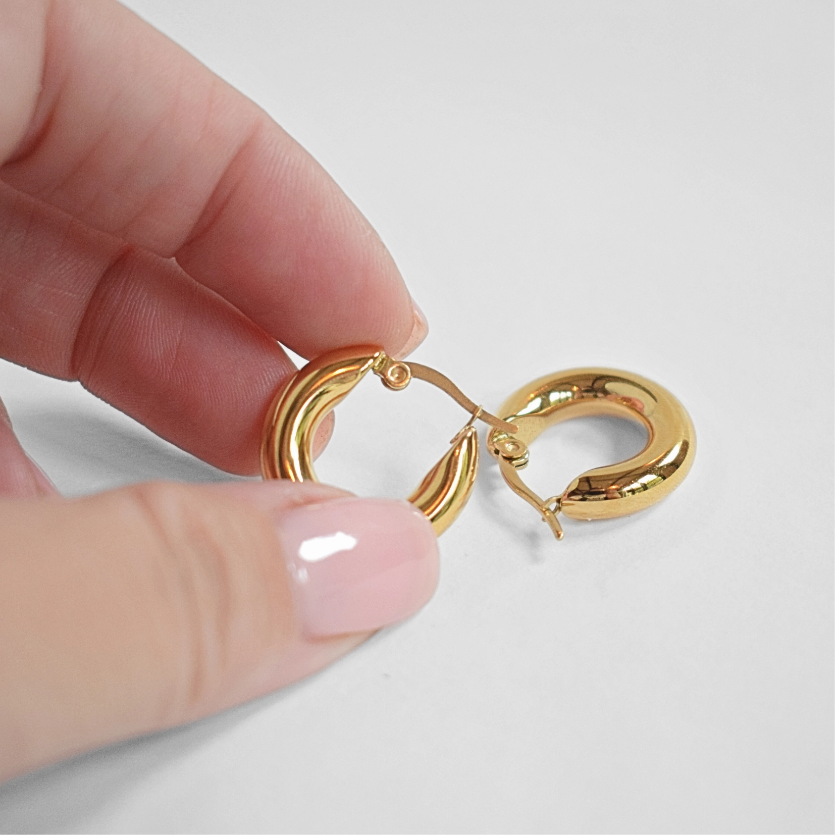 Bold clasped hoops - Gold