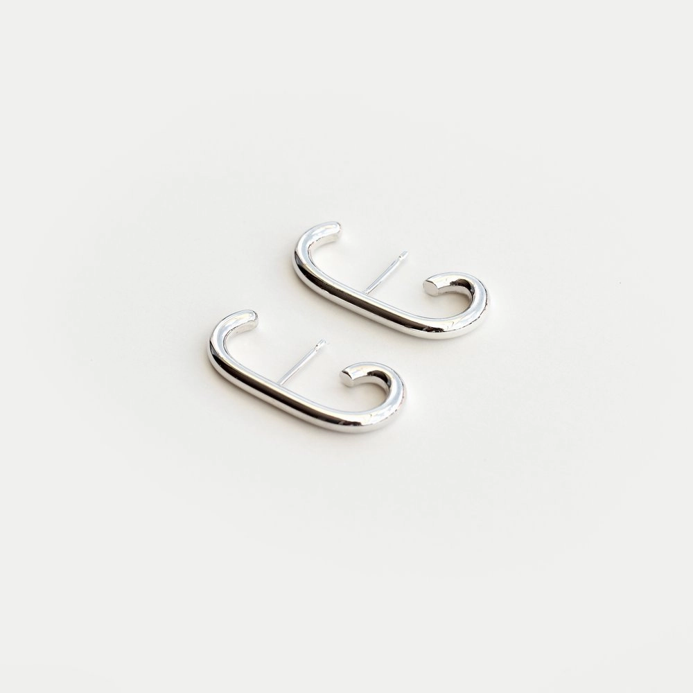 BOLD HUG EARRING