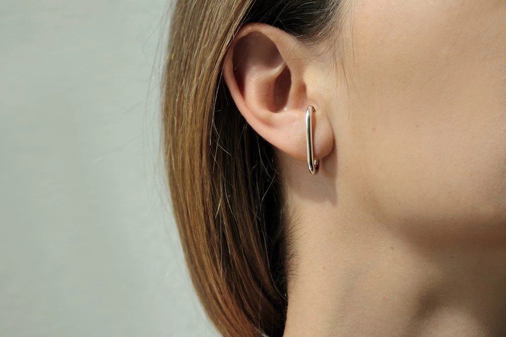 BOLD HUG EARRING