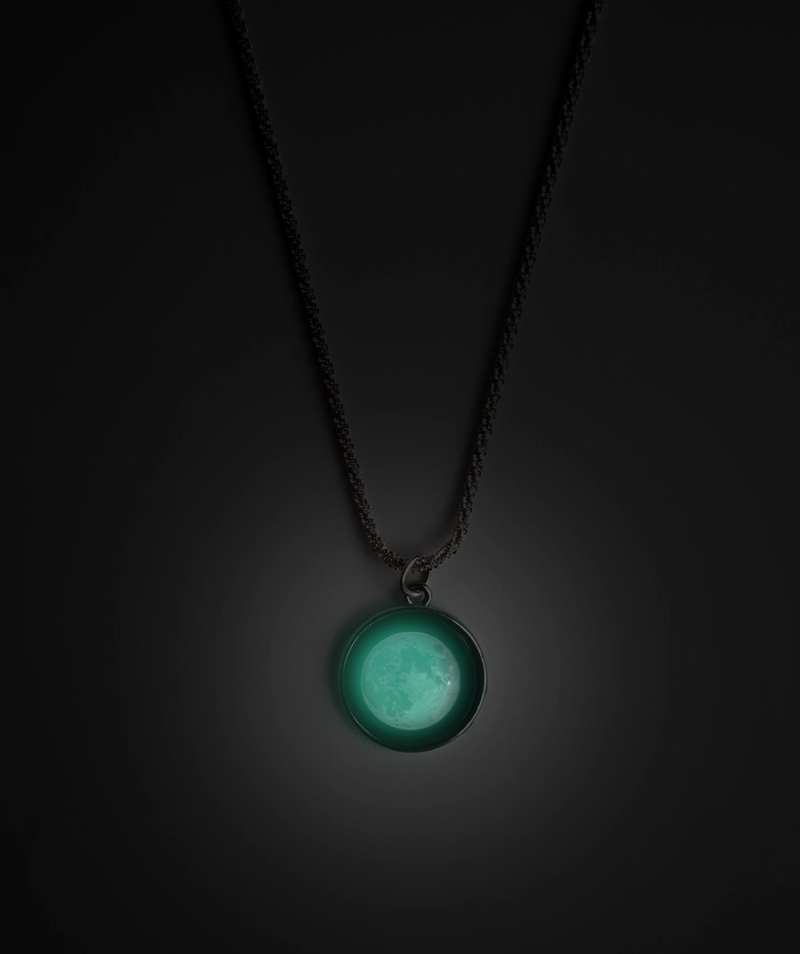Stella Necklace - Red Moon