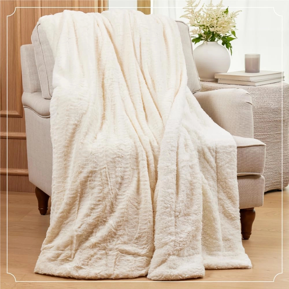 The Connecticut Home Co Throw Blanket for Couch, Soft Fluffy Room Decor, Cozy Warm Throws for Bed, Couches, Gifts for Women, Bedroom Cute Aesthetic Blankets Faux Fur and Sherpa, 65x50, Silver