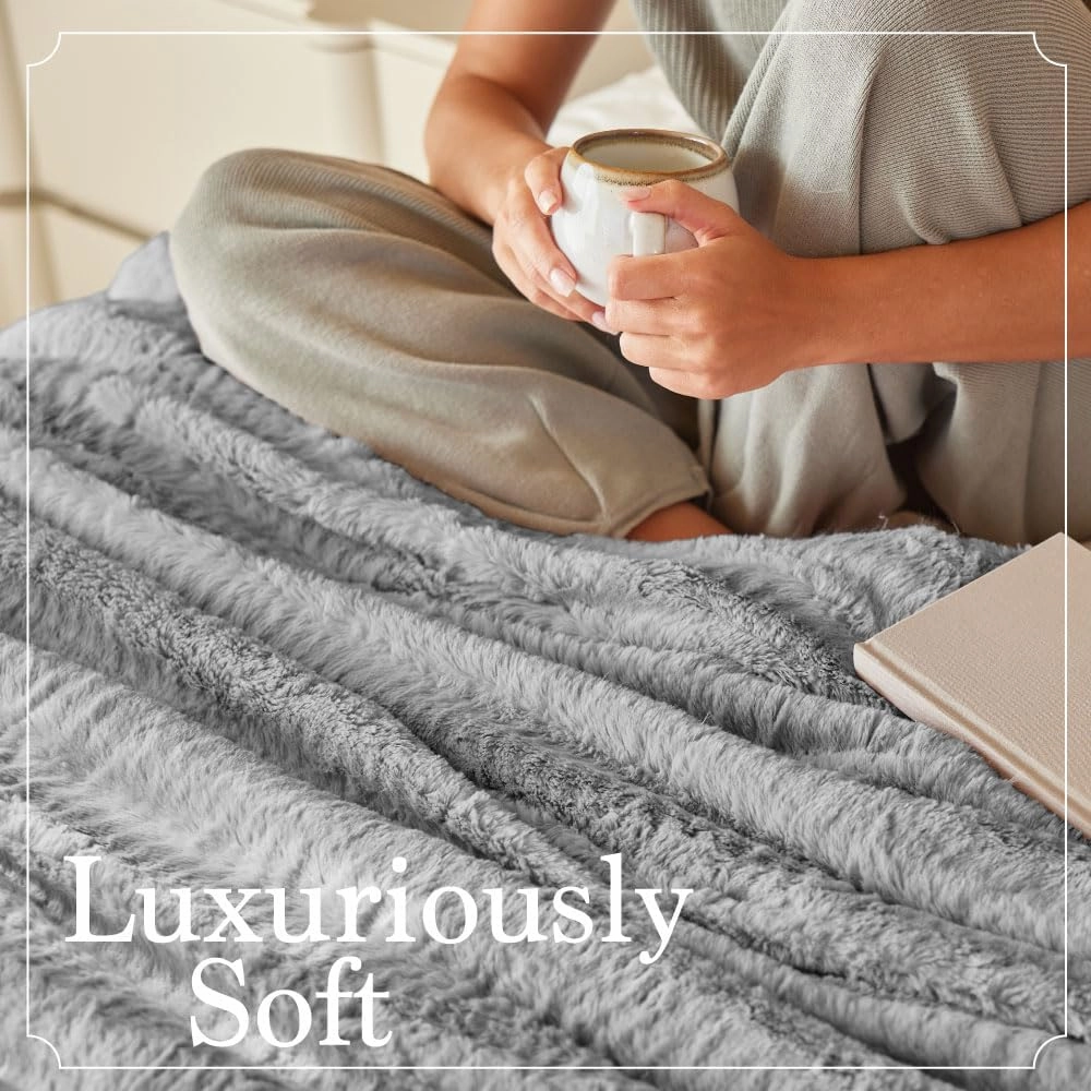 The Connecticut Home Co Throw Blanket for Couch, Soft Fluffy Room Decor, Cozy Warm Throws for Bed, Couches, Gifts for Women, Bedroom Cute Aesthetic Blankets Faux Fur and Sherpa, 65x50, Silver
